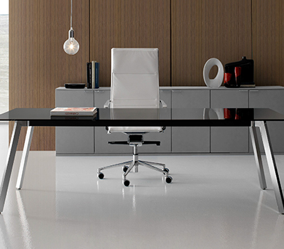 Las oficinas con escritorios de cristal son una tendencia muy marcada en la  nuevas decoracione…